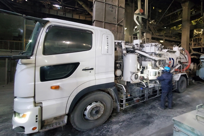 バキューム車による作業の様子